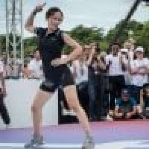 Fabienne Carat fait du breakdance en minishort, face à Laury Thilleman