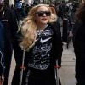 Madonna en béquilles et sans masque : la star manifeste à Londres