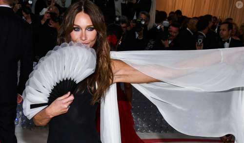 Carla Bruni-Sarkozy, splendide en robe bicolore un éventail à la main, honore divinement Karl Lagerfeld au gala du MET