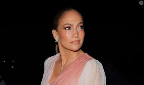 Jennifer Lopez renversante dans un décolleté XXL : la diva très à l'aise sans Ben Affleck au Met Gala 2023