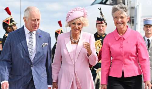 Camilla, une reine en rose en France : son look décrypté, un sac à main à plusieurs centaines d'euros