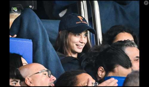 Vincent Perez : Sa fille Iman au match du PSG, la belle brune perturbée par le contenu de son téléphone