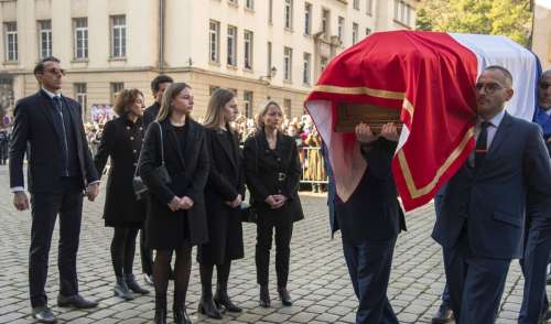 Obsèques de Gérard Collomb à Lyon, l'émotion de ses cinq enfants face au cercueil tricolore