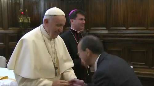 Le Pape François refuse qu'on embrasse sa bague