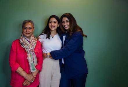 La petite-fille d’Amitabh Bachchan, Navya Nanda, lance un podcast avec sa mère, Shweta Bachchan Nanda et sa grand-mère Jaya Bachchan