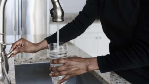 45 % de l’eau du robinet peut contenir des « produits chimiques pour toujours »
