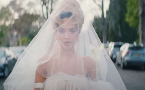 Rita Ora confirme le mariage de Taika Waititi dans “You Only Love Me”