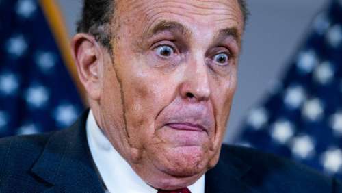 Rudy Giuliani a demandé en plaisantant (ou pas) de l’argent à l’hôte de Newsmax
