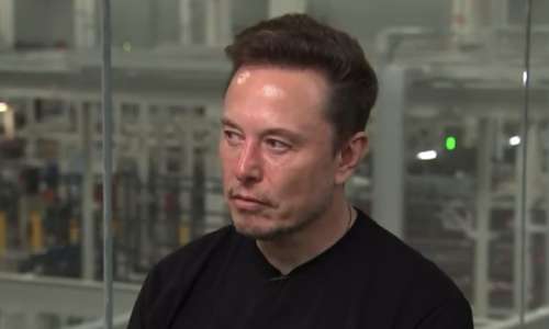 La longue pause d’Elon Musk pendant une interview tendue est gênante