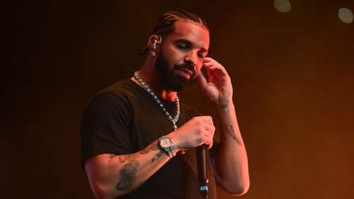 Drake rend hommage à deux fans décédés lors d’un concert à Saint-Louis : vidéo