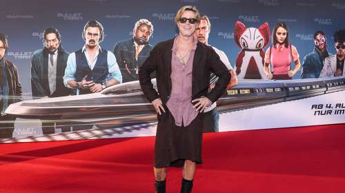 Brad Pitt parle de porter une jupe à la première de “Bullet Train”