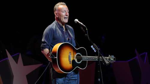 Bruce Springsteen raconte des blagues sales et se produit à Stand Up for Heroes