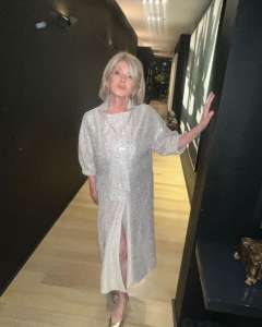 Martha Stewart, 82 ans, apparaît dans une robe argentée avec une fente audacieuse au niveau de la cuisse