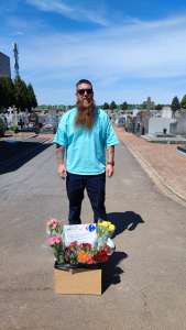 À Lens, cet homme récolte les bouquets invendus pour fleurir les tombes des cimetières