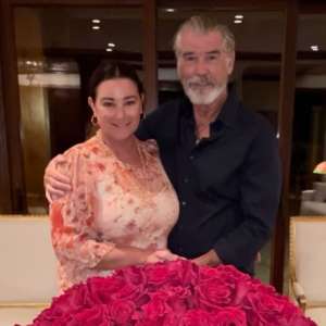 Pierce Brosnan offre 60 roses à sa femme Keely Shaye pour son 60e anniversaire et lui rend le plus doux des hommages