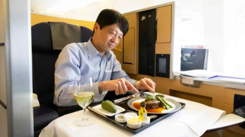 Insolite. Au Japon, 460 euros pour un plateau-repas en première classe dans un avion au solNikkei Asia 01/04/2021 - 18:33