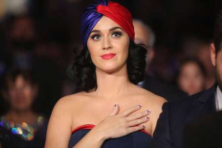 En plein showcase, Katy Perry fait le buzz en lançant des ... parts de pizza dans la foule (VIDEO)