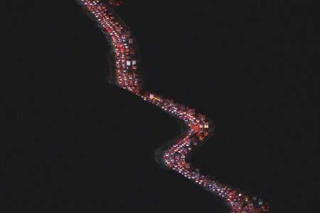 Des images impressionnantes : un accident de camion provoque 50 km de bouchons en Californie pendant Thanksgiving