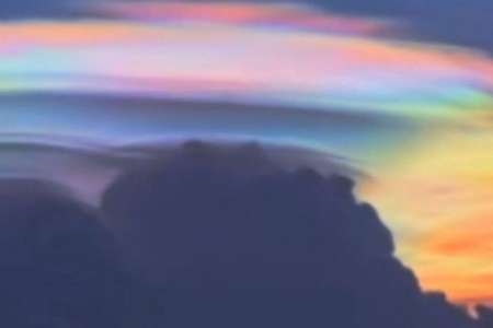 Un rare nuage multicolore filmé dans le ciel