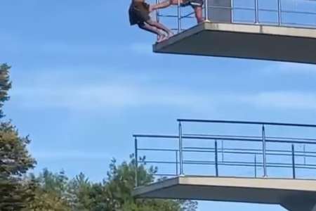 Un maître-nageur pousse un homme d’un plongeoir de dix mètres de haut (VIDEO)
