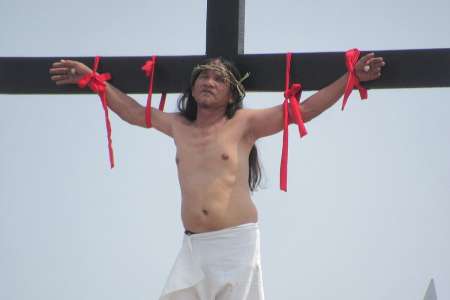 Un homme se fait crucifier pour la 35ème fois pour prouver sa foi
