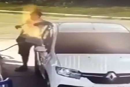 Un homme allume une cigarette en faisant le plein, sa voiture prend feu !