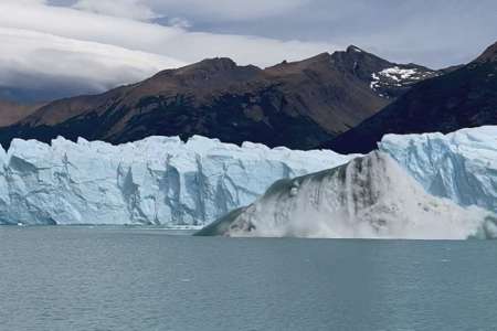 Les images impressionnantes d'un énorme iceberg qui émerge de l'eau devant un glacier argentin (VIDEO)