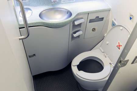 Une hôtesse de l'air révèle l'état déplorable des toilettes dans les avions : 