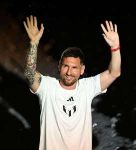 Lionel Messi dévoilé en tant que joueur de l’Inter Miami devant une foule de milliers de personnes.