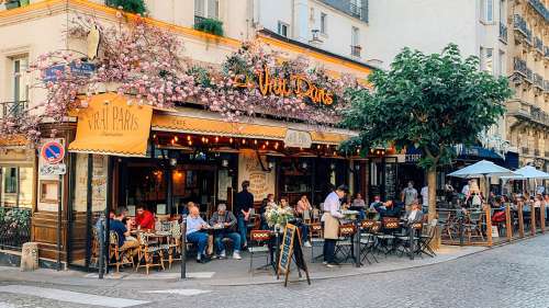 Les terrasses estivales de Paris prolongent à partir de lundi leurs horaires pour les JO