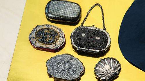 De l’artisanat japonais aux porte-monnaie anciens : quatre expositions mode à voir cet été à Paris