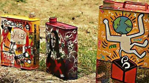 Inspirée par Haring et Basquiat, Niki la street-artiste repérée sur Internet, expose désormais dans les galeries d'art