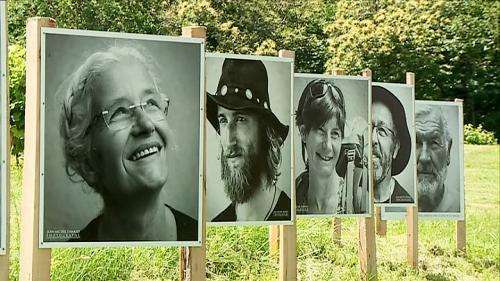 Il photographie les visages des pèlerins du chemin de Compostelle et les expose en plein air