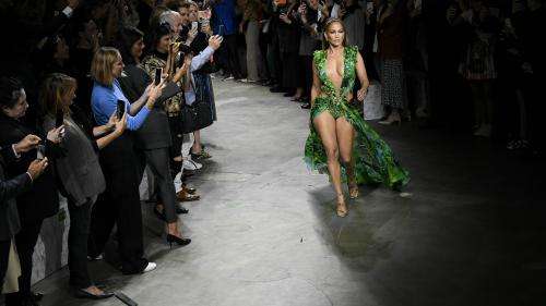 Apparition surprise de Jennifer Lopez sur le podium du défilé Versace à Milan