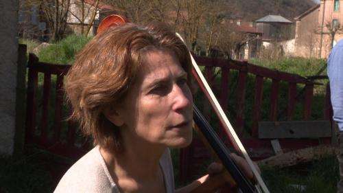 Coronavirus : en Aveyron, tous les jours à midi Mathilde Comoy-Robert joue du violoncelle pour ses voisins