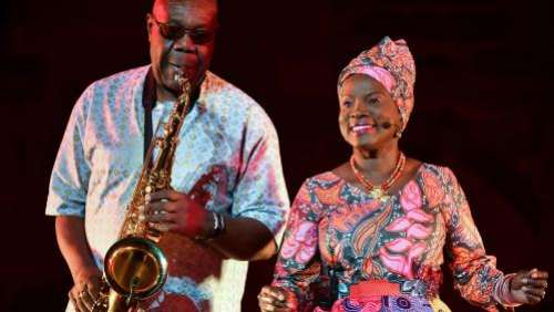 En hommage à Manu Dibango, France Télévisions diffuse un concert et un spectacle avec le saxophoniste de légende