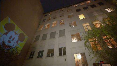 Pendant le confinement, un menuisier cinéphile projette des courts-métrages sur la façade de son immeuble pour ses voisins