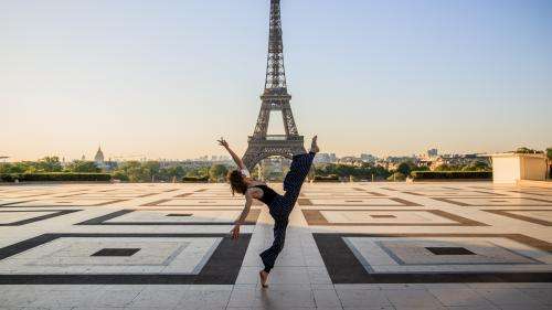 La danseuse et chorégraphe syrienne Yara al-Hasbani danse devant les monuments désertés de Paris