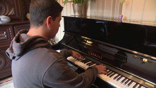 Ahmed, le jeune prodige, a appris le piano grâce à une application et joue  Chopin à l'oreille