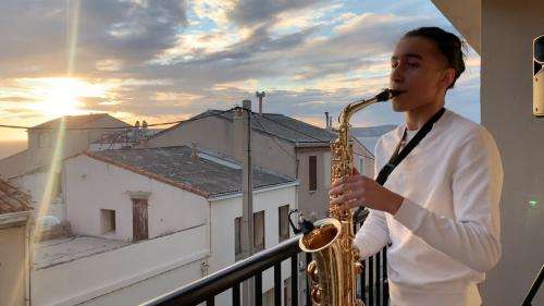 VIDEO. Rayane, 19 ans, le musicien devenu la star de son quartier de Marseille pendant le confinement