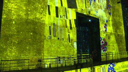 Bassins de Lumières : quand l'ancienne base sous-marine de Bordeaux s'habille de l'or de Gustave Klimt