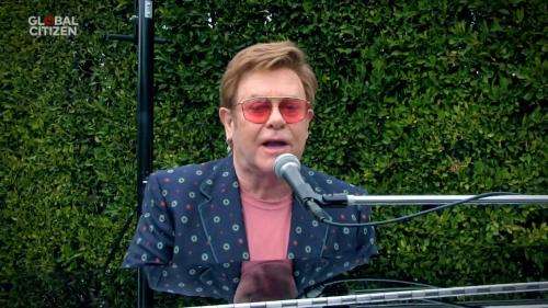Le chanteur Elton John reporte d'un an ses concerts parisiens à cause du coronavirus