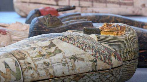 Égypte : plus de cent sarcophages intacts mis au jour à Saqqara, un mois après une précédente découverte spectaculaire