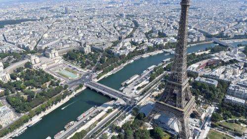 Paris : la tour Eiffel repeinte en doré en vue des Jeux olympiques
