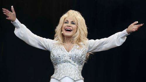 Covid-19 : l'icône country Dolly Parton prône la vaccination en chanson et reçoit sa dose