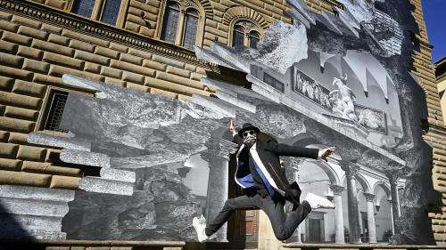 JR offre un trompe-l'oeil géant aux Florentins, de nouveau privés de musées