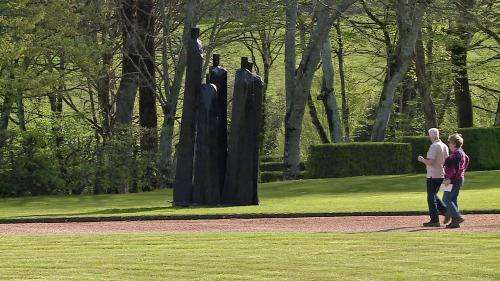 Dix sculptures monumentales de Christian Lapie s'élancent dans les jardins d'Eyrignac