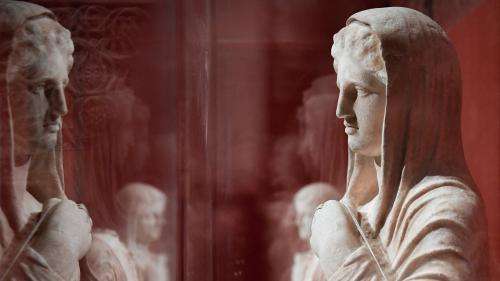 Trafic d'antiquités : au Louvre, des œuvres saisies sont exposées pour 