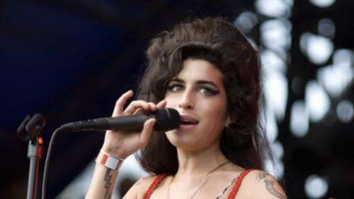 Dix ans après sa mort, la chanteuse Amy Winehouse 