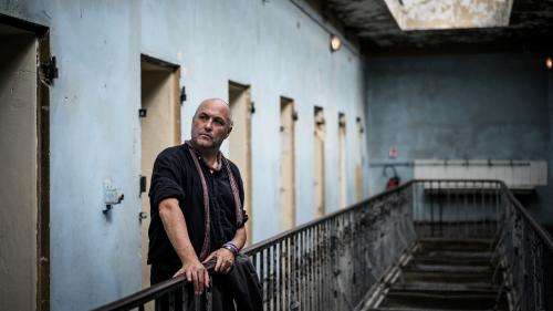 Le romancier irlandais Colum McCann avec ses fantômes dans l'ancienne prison lyonnaise de Montluc
